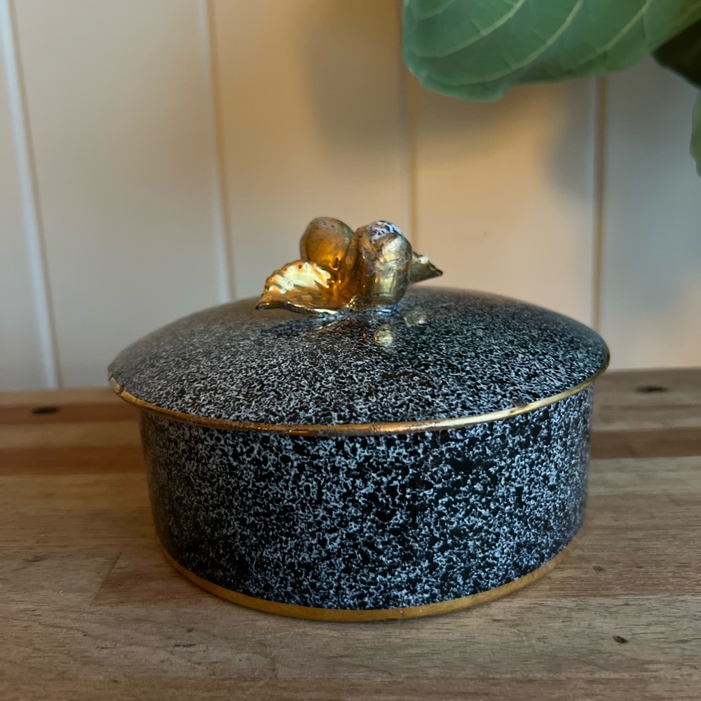 Navy blue/black and white speckled with gold rosebud handle in Gold gilt